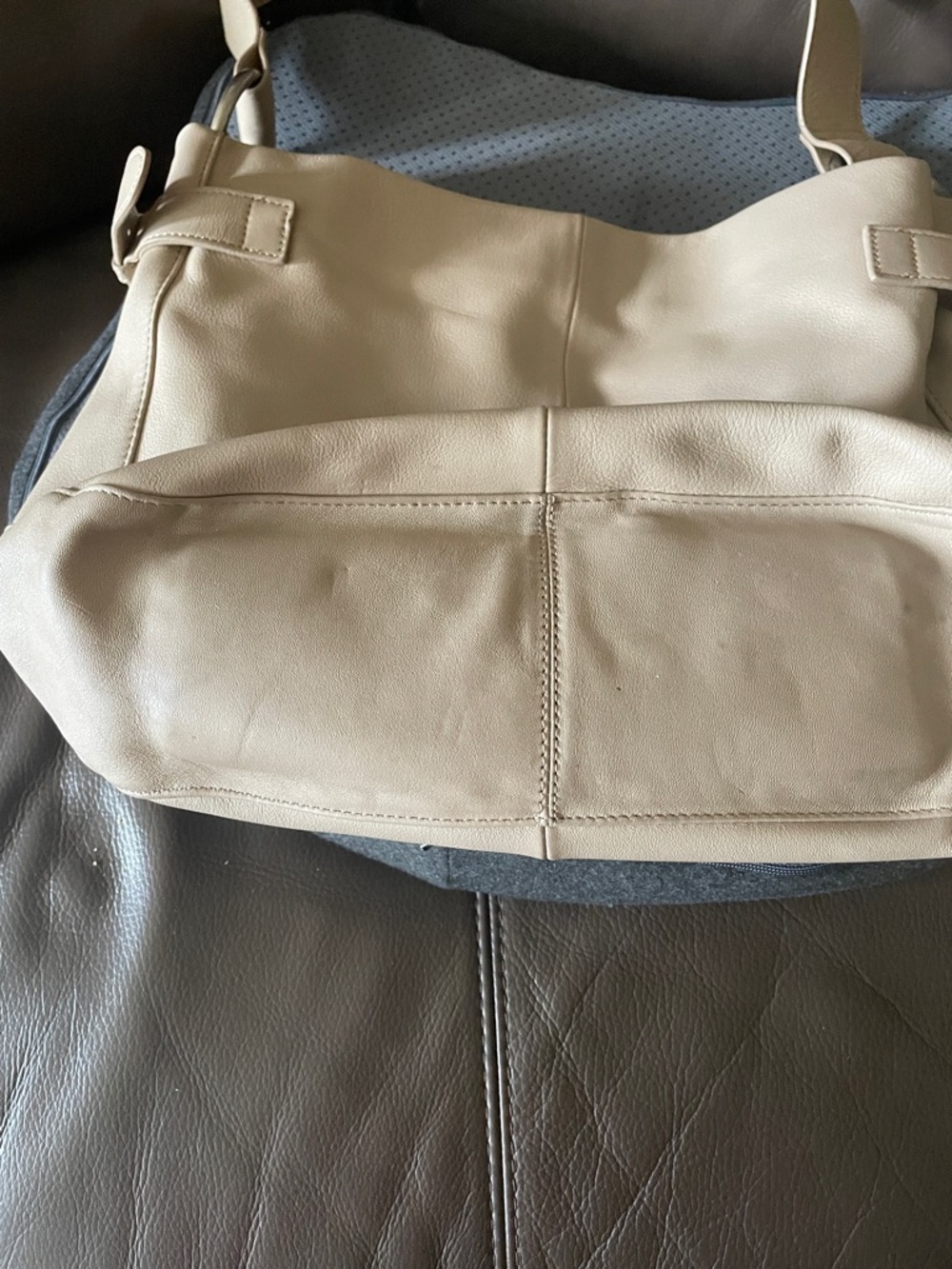 Elegant Cream Leather Shoulder Bag - Picture 11 of 12